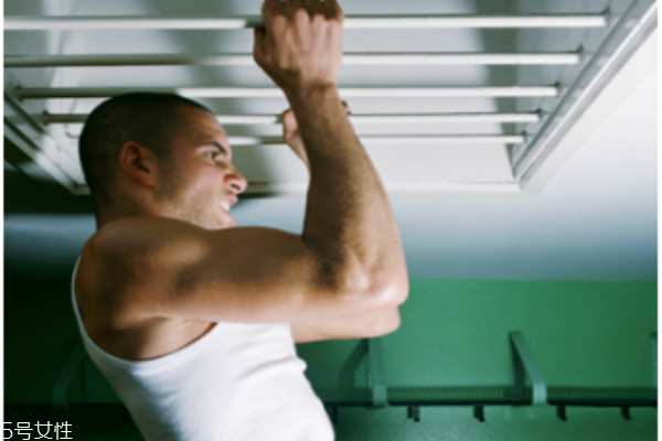 引體向上一天做多少個合適 練習引體向上的注意事項 引體向上一天做多少個合適 練習引體向上的注意事項