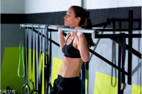 引體向上可以練腹肌嗎 練腹肌這樣做 引體向上可以練腹肌嗎 練腹肌這樣做