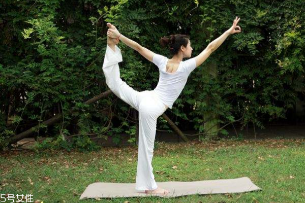 腰間盤(pán)突出怎么練瑜伽 腰間盤(pán)突出練瑜伽的好處 腰間盤(pán)突出怎么練瑜伽 腰間盤(pán)突出練瑜伽的好處