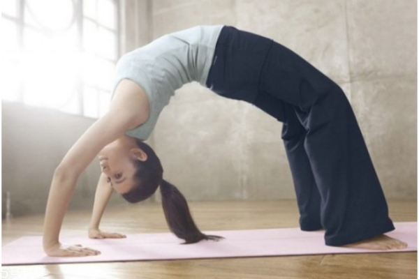 練瑜伽可以矯正駝背嗎 練瑜伽治駝背的要領(lǐng) 練瑜伽可以矯正駝背嗎 練瑜伽治駝背的要領(lǐng)