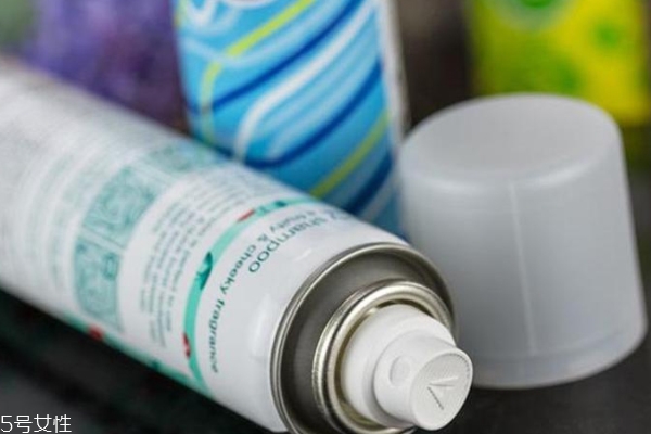 頭發(fā)油膩怎么快速解決 5樣小物讓你輕松去油 頭發(fā)油膩怎么快速解決 5樣小物讓你輕松去油