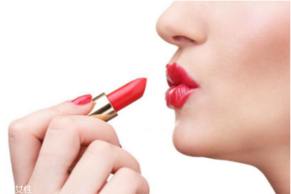 涂完口紅要不要抿嘴 涂口紅抿嘴的壞處 涂完口紅要不要抿嘴 涂口紅抿嘴的壞處