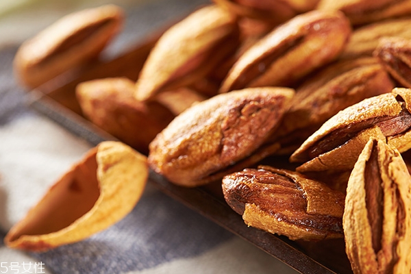 巴旦木什么味道好吃 淡淡堅果油清香和木質香氣 巴旦木什么味道好吃 淡淡堅果油清香和木質香氣