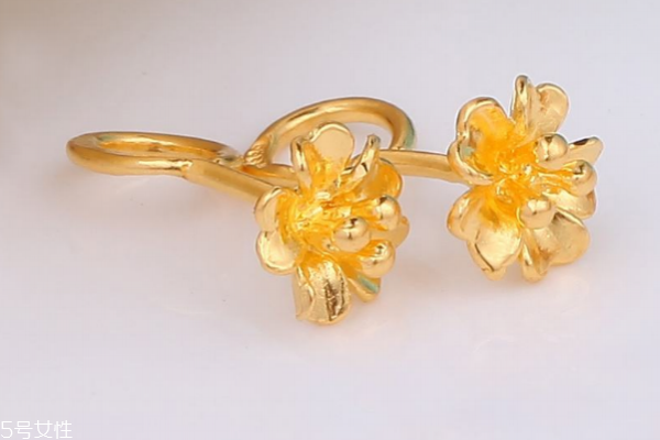 黃金耳釘多少錢一對 依據(jù)當(dāng)日金價 黃金耳釘多少錢一對 依據(jù)當(dāng)日金價