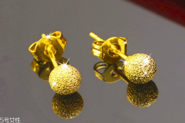 黃金耳釘多少錢一對(duì) 依據(jù)當(dāng)日金價(jià) 黃金耳釘多少錢一對(duì) 依據(jù)當(dāng)日金價(jià)