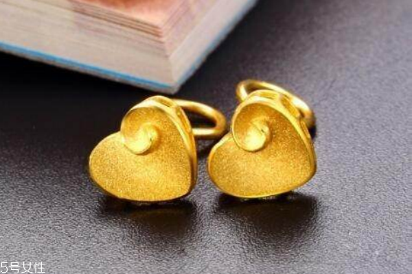 黃金耳釘多少錢一對(duì) 依據(jù)當(dāng)日金價(jià) 黃金耳釘多少錢一對(duì) 依據(jù)當(dāng)日金價(jià)