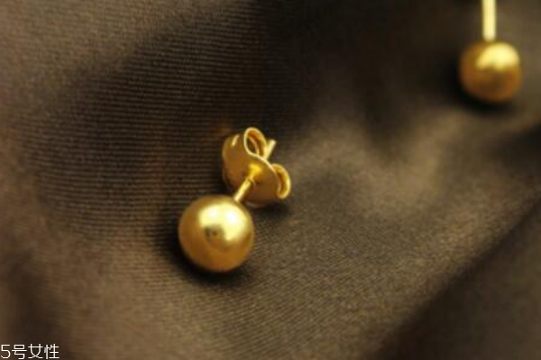 黃金耳釘怎么戴 佩戴要小心 黃金耳釘怎么戴 佩戴要小心