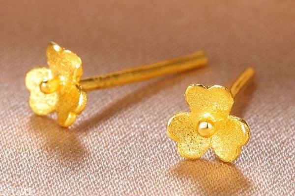黃金耳釘適合多少歲戴 根據(jù)年齡選款式 黃金耳釘適合多少歲戴 根據(jù)年齡選款式