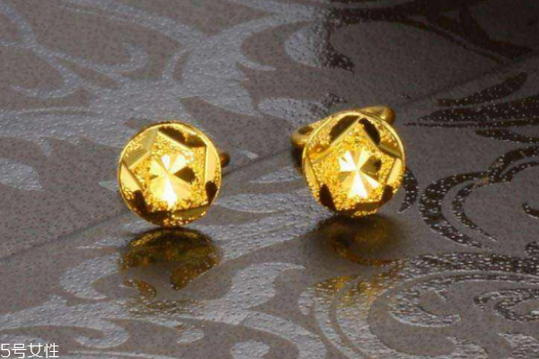 黃金耳釘多久清洗一次 看佩戴時間 黃金耳釘多久清洗一次 看佩戴時間