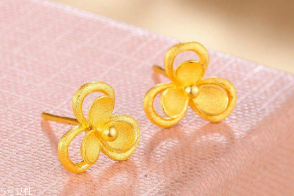 黃金耳釘多久清洗一次 看佩戴時(shí)間 黃金耳釘多久清洗一次 看佩戴時(shí)間