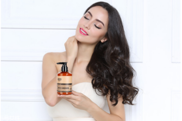 卷發(fā)用發(fā)蠟還是彈力素 彈力素和發(fā)蠟的區(qū)別 卷發(fā)用發(fā)蠟還是彈力素 彈力素和發(fā)蠟的區(qū)別