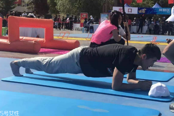 腰間盤突出能做平板支撐嗎 動(dòng)作要規(guī)范 腰間盤突出能做平板支撐嗎 動(dòng)作要規(guī)范