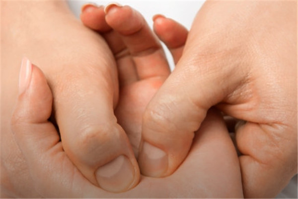 按摩手指有什么好處 按摩手指能治什么病 按摩手指有什么好處 按摩手指能治什么病