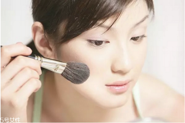 補(bǔ)妝用什么補(bǔ)比較好 按膚質(zhì)選擇 補(bǔ)妝用什么補(bǔ)比較好 按膚質(zhì)選擇