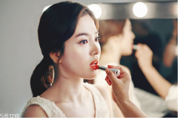 補妝怎么補 6個補妝技巧還你一整天精致裝妝容 補妝怎么補 6個補妝技巧還你一整天精致裝妝容