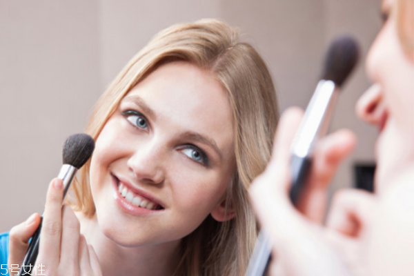 補妝怎么補 6個補妝技巧還你一整天精致裝妝容 補妝怎么補 6個補妝技巧還你一整天精致裝妝容