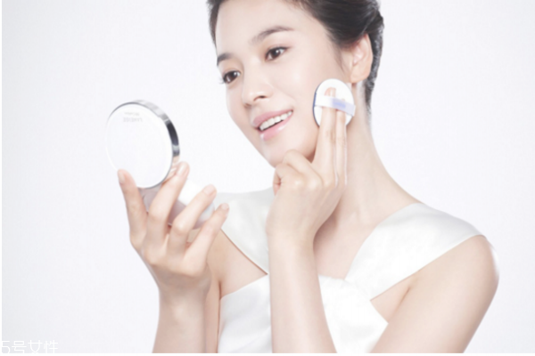 補妝怎么補 6個補妝技巧還你一整天精致裝妝容 補妝怎么補 6個補妝技巧還你一整天精致裝妝容