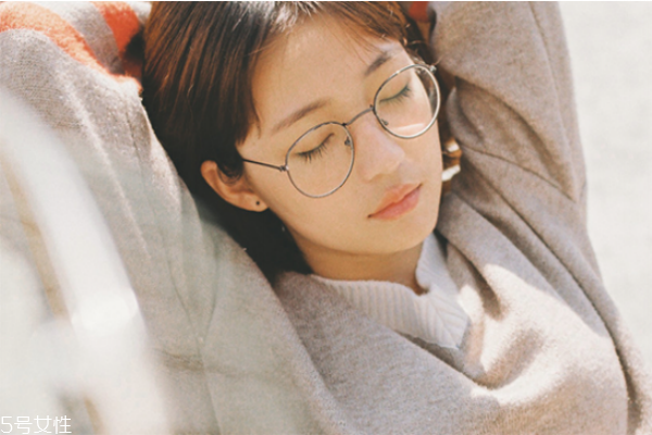 怎么補妝自然不卡粉 這樣補妝起皮也不怕 怎么補妝自然不卡粉 這樣補妝起皮也不怕