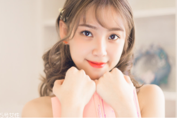 怎么補妝自然不卡粉 這樣補妝起皮也不怕 怎么補妝自然不卡粉 這樣補妝起皮也不怕