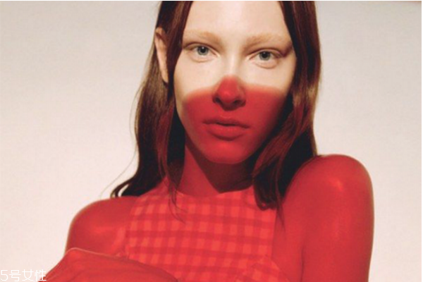 怎么補妝自然不卡粉 這樣補妝起皮也不怕 怎么補妝自然不卡粉 這樣補妝起皮也不怕