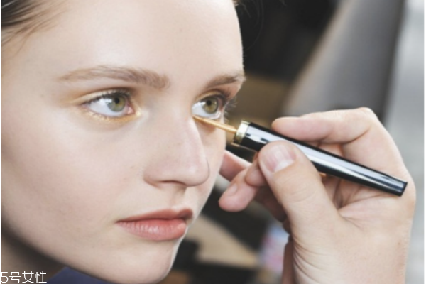 夏天臉出油化妝怎么辦 如何快速補(bǔ)妝以及化妝技巧 夏天臉出油化妝怎么辦 如何快速補(bǔ)妝以及化妝技巧