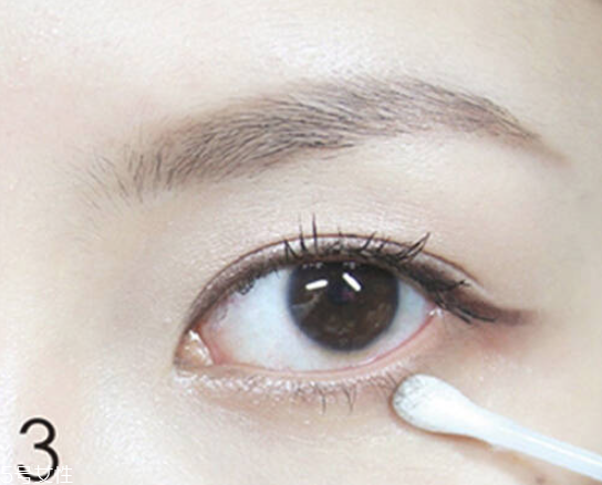 夏天臉出油化妝怎么辦 如何快速補(bǔ)妝以及化妝技巧 夏天臉出油化妝怎么辦 如何快速補(bǔ)妝以及化妝技巧