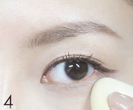 夏天臉出油化妝怎么辦 如何快速補(bǔ)妝以及化妝技巧 夏天臉出油化妝怎么辦 如何快速補(bǔ)妝以及化妝技巧