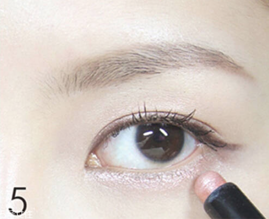 夏天臉出油化妝怎么辦 如何快速補(bǔ)妝以及化妝技巧 夏天臉出油化妝怎么辦 如何快速補(bǔ)妝以及化妝技巧