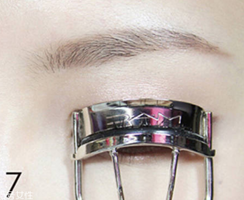 夏天臉出油化妝怎么辦 如何快速補(bǔ)妝以及化妝技巧 夏天臉出油化妝怎么辦 如何快速補(bǔ)妝以及化妝技巧