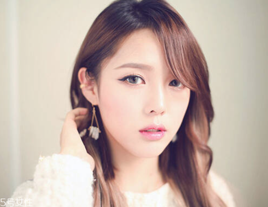 夏天臉出油化妝怎么辦 如何快速補(bǔ)妝以及化妝技巧 夏天臉出油化妝怎么辦 如何快速補(bǔ)妝以及化妝技巧