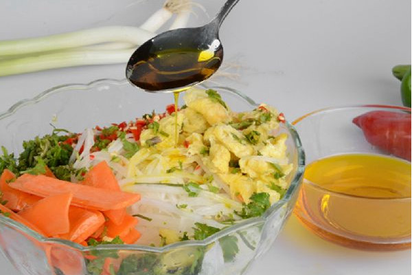 正宗山茶油多少錢一斤？從這4個(gè)方面來(lái)辨別真假性