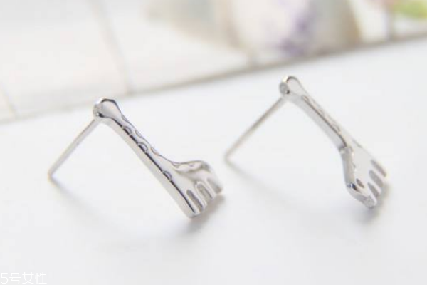 純銀耳釘怎么清洗 這些方法都要掌握 純銀耳釘怎么清洗 這些方法都要掌握