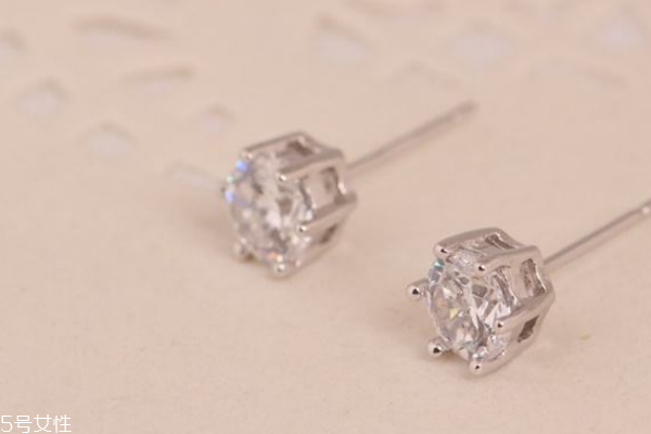 去哪里買純銀耳釘 這些渠道都可以 去哪里買純銀耳釘 這些渠道都可以