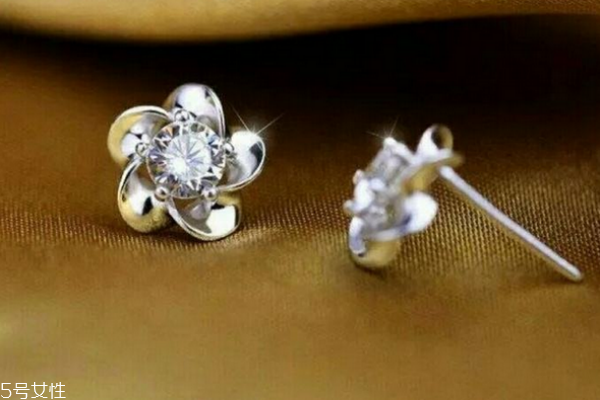 去哪里買純銀耳釘 這些渠道都可以 去哪里買純銀耳釘 這些渠道都可以