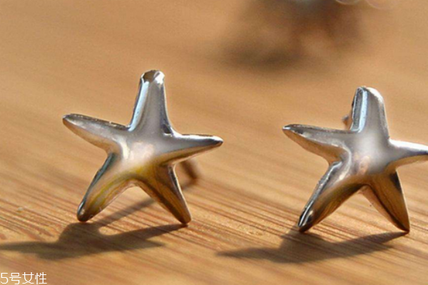 銀耳釘能用碘伏消毒嗎 衛(wèi)生問(wèn)題很關(guān)鍵 銀耳釘能用碘伏消毒嗎 衛(wèi)生問(wèn)題很關(guān)鍵