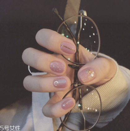 2022美甲流行色顯手白 推薦這四大色 2022美甲流行色顯手白 推薦這四大色