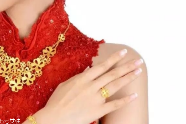 結(jié)婚買三金還是五金 看經(jīng)濟狀況 結(jié)婚買三金還是五金 看經(jīng)濟狀況