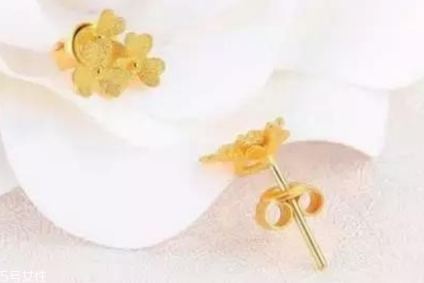 結(jié)婚買三金還是五金 看經(jīng)濟(jì)狀況 結(jié)婚買三金還是五金 看經(jīng)濟(jì)狀況