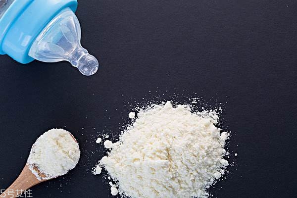 全脂奶粉和脫脂奶粉哪個(gè)好喝 前者奶香味更濃 全脂奶粉和脫脂奶粉哪個(gè)好喝 前者奶香味更濃