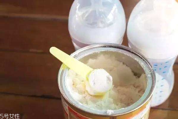 全脂奶粉和脫脂奶粉哪個(gè)好喝 前者奶香味更濃 全脂奶粉和脫脂奶粉哪個(gè)好喝 前者奶香味更濃