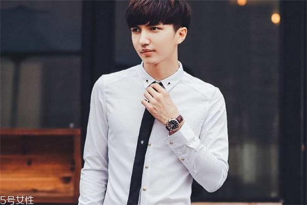 結(jié)婚新郎穿什么顏色襯衣 根據(jù)西裝搭配 結(jié)婚新郎穿什么顏色襯衣 根據(jù)西裝搭配