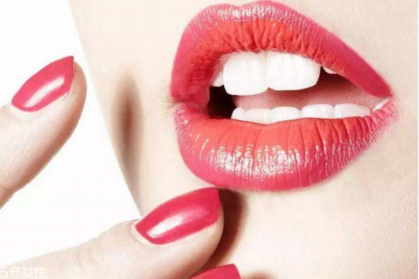 初學(xué)者化妝步驟教程 女神魅力妝容 初學(xué)者化妝步驟教程 女神魅力妝容