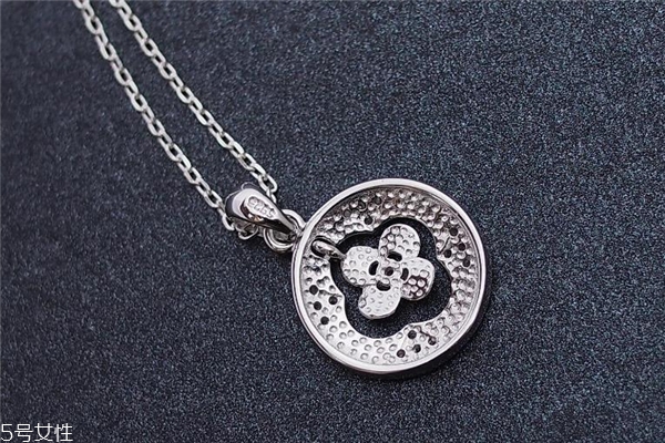 銀項(xiàng)鏈變黑是生病了嗎 沒有直接聯(lián)系 銀項(xiàng)鏈變黑是生病了嗎 沒有直接聯(lián)系