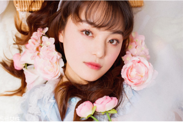 卡粉和浮粉的區(qū)別 這幾點化妝誤區(qū)要注意 卡粉和浮粉的區(qū)別 這幾點化妝誤區(qū)要注意