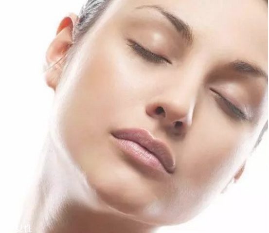 卡粉和浮粉的區(qū)別 這幾點化妝誤區(qū)要注意 卡粉和浮粉的區(qū)別 這幾點化妝誤區(qū)要注意