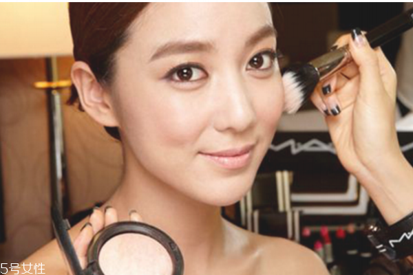 夏天用什么氣墊不脫妝 這樣讓氣墊更自然更持久 夏天用什么氣墊不脫妝 這樣讓氣墊更自然更持久