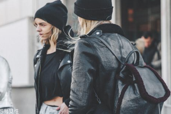 雙肩包帶子怎么穿 包你輕松學會 雙肩包帶子怎么穿 包你輕松學會