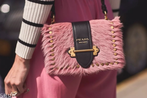 單肩包和斜挎包區(qū)別 要學(xué)會(huì)區(qū)分清楚 單肩包和斜挎包區(qū)別 要學(xué)會(huì)區(qū)分清楚