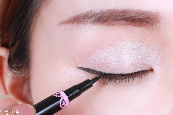 棕色眼線筆適合什么人 不適合內(nèi)雙和黃皮 棕色眼線筆適合什么人 不適合內(nèi)雙和黃皮