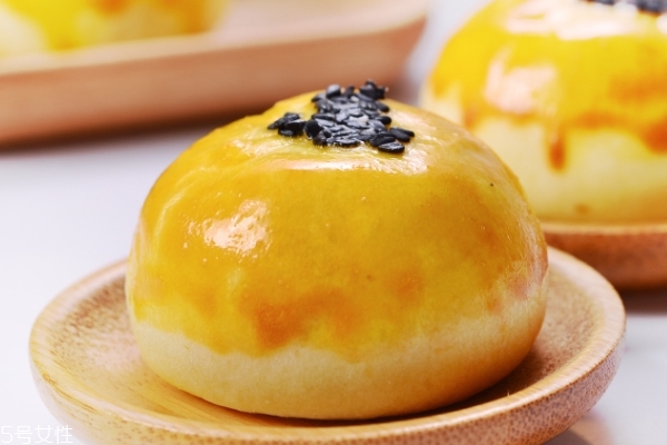 蛋黃月餅是甜的還是咸的 是咸味的 蛋黃月餅是甜的還是咸的 是咸味的